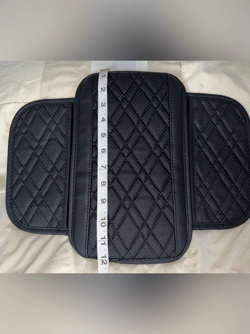 Auto armrest cover with pockets